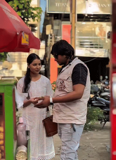 पत्नी के साथ सूरज बिहारी की पुरानी रील। सूरज की हत्या के बाद पत्नी का रो-रोकर बुरा हाल है। दैनिक भास्कर रिपोर्टर ने उनसे बात करने की कोशिश की, लेकिन वे बात करने की हालत में नहीं थीं।