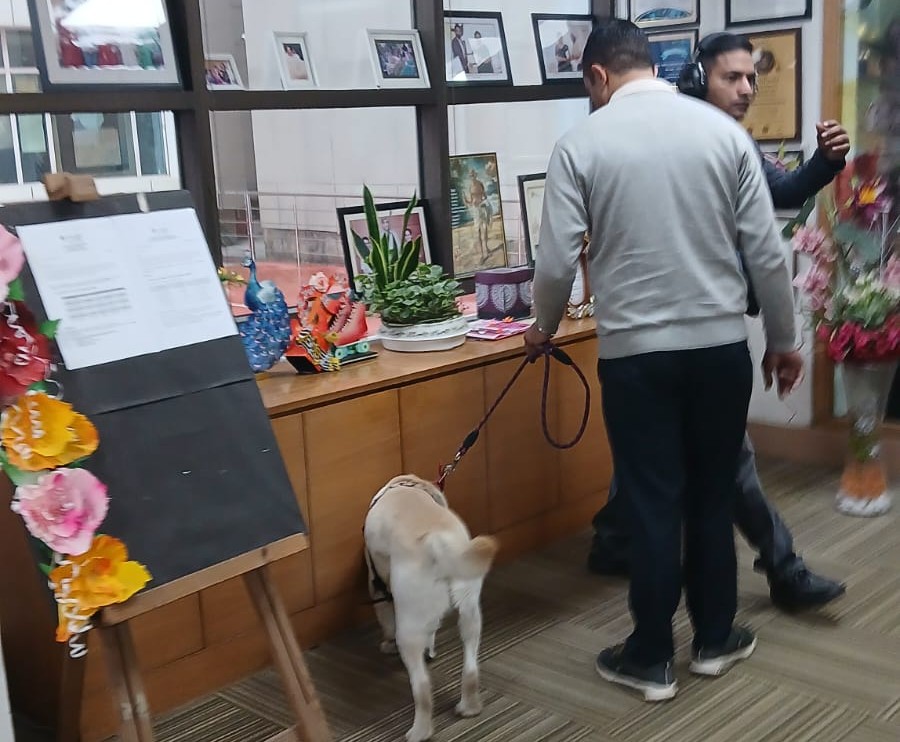 गुरुग्राम में स्कूलों में बम की धमकी के बाद पुलिस अधिकारी डॉग स्क्वायड के साथ जांच करते हुए।