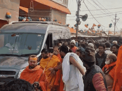 दृश्य 1. सकाळी 10 वाजता पत्रकार परिषद घेऊन मेळा सोडण्याची घोषणा केली. त्यानंतर थोड्याच वेळात अविमुक्तेश्वरानंद यांनी मेळा सोडलाही.