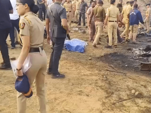 हादसे के बाद घटनास्थल पर पुलिस समेत कई लोग पहुंच गए।