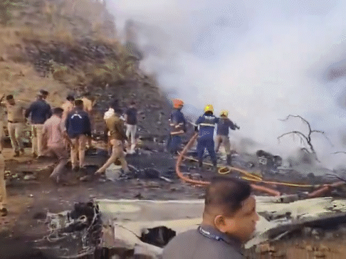 रनवे से फिसलते ही विमान में आग लगी, मलबा-शव बिखरे, सुप्रिया सुले ने लिखा- तबाही|देश,National - Dainik Bhaskar