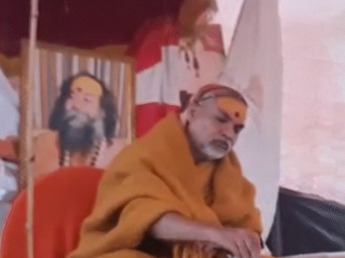 शंकराचार्य अविमुक्तेश्वरानंद सुबह 8 बजे वैनिटी वैन से निकले। इसके बाद शिविर के बाहर पूजा-पाठ किया।