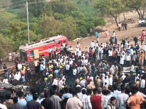 घटनास्थल पर फायर ब्रिगेड पहुंची। शवों को निकालने के लिए मलबे को हटाने में जुटे लोग।