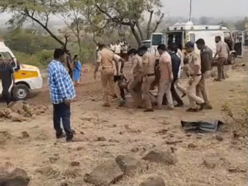 पुलिसकर्मियों ने हादसे में मारे गए लोगों के शव एंबुलेंस से बारामती जिला अस्पताल भेजे।