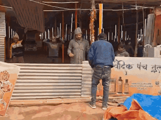 दृश्य 2. शंकराचार्यांनी माघ मेळा सोडल्यानंतर त्यांचा तळ हटवण्यात येऊ लागला आहे. मजूर सामान गाड्यांमध्ये भरून घेऊन जात आहेत.