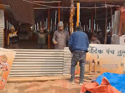 शंकराचार्य के मेला छोड़ने के ऐलान के बाद उनका शिविर हटाया जाने लगा है। मजदूर सामान गाड़ियों में लादकर ले जा रहे हैं।