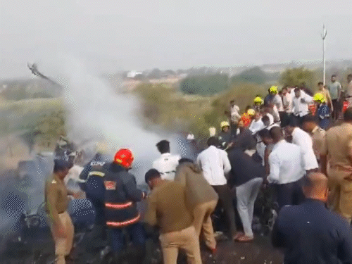 विमान के मलबे से निकलता धुआं। रेस्क्यू वर्कर्स ने मलबा हटाया।