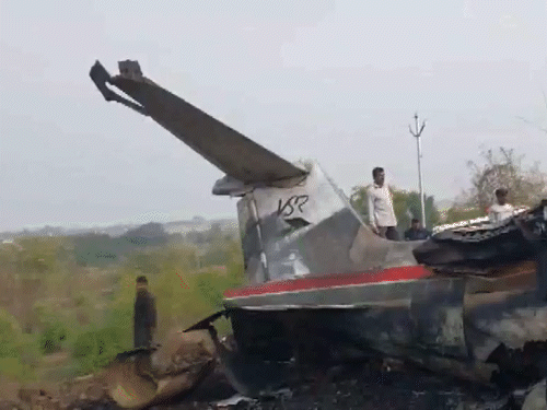 हादसे के बाद प्लेन में आग लग गई। घटनास्थल पर मलबा और आग की लपटें दिखाई दीं। तस्वीर में एक शव भी नजर आ रहा है। - Dainik Bhaskar