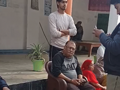 यह जौनपुर के भैंसा गांव में पिंकी के चाचा शीतला प्रसाद माली का घर है। बेटी की मौत की खबर से घर में मातम है। इसके पीछे ही पिंकी के पिता का घर है।