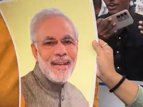 देशभरात UGCच्या नव्या नियमांचा विरोध: UPत सवर्ण तरुणांनी मुंडन केले, बिहारमध्ये फाशीची मागणी केली; सर्वोच्च न्यायालय सुनावणीसाठी तयार पाटण्यात आंदोलन करणाऱ्यांनी पंतप्रधान मोदींच्या पोस्टरला काळं फासलं.