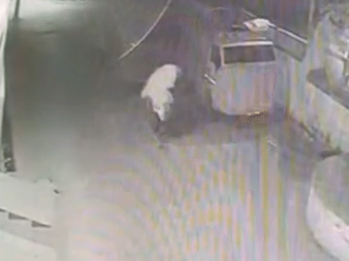 एक घर में चोरी करने के बाद सामान लेकर निकलते चोर।