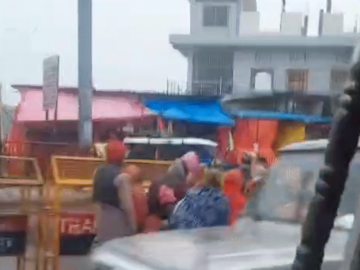 अयोध्या में बुधवार सुबह बारिश हुई। इससे ठंड फिर से बढ़ गई।