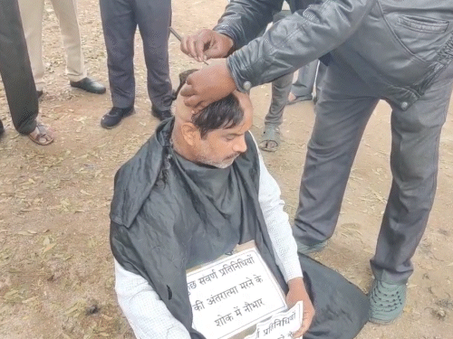 कानपुर की कल्याणपुर ब्लाक के नारामऊ में सवर्ण युवकों ने सिर मुड़वाकर अनोखा प्रदर्शन किया। लोगों का कहना था कि जनप्रतिनिधियों की अंतरात्मा मरने के शोक में यह मुंडन कराया है।