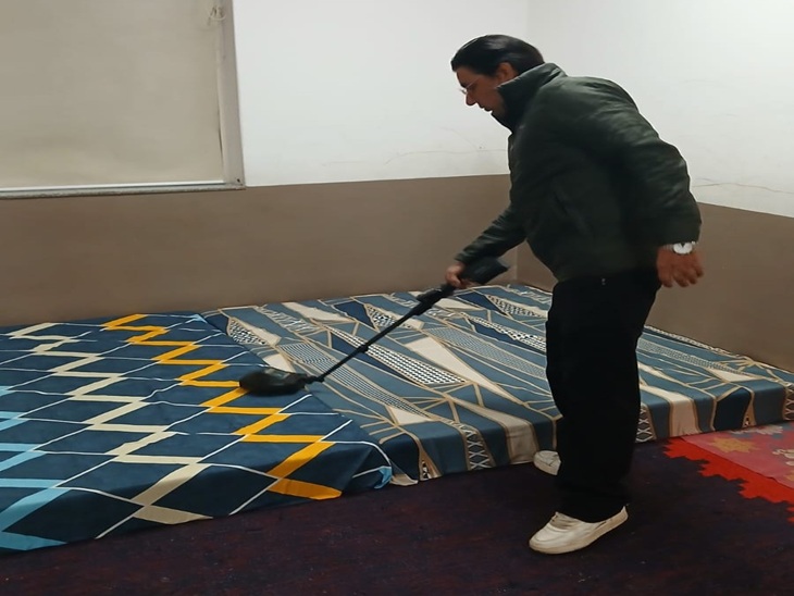 गुरुग्राम में 13 प्रमुख निजी स्कूलों को बम से उड़ाने की धमकी के बाद जांच करते अधिकारी।