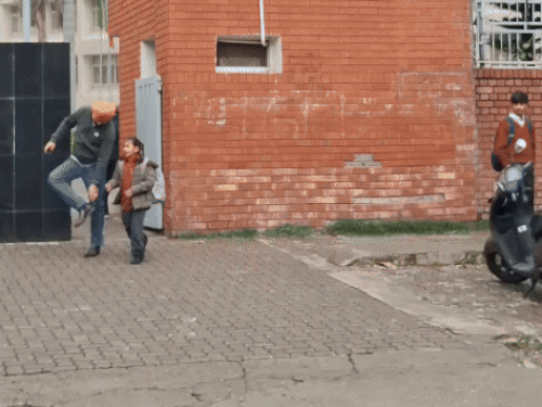 चंडीगढ़ के सेक्टर 41 में शिवालिक पब्लिक स्कूल से बच्ची को ले जाता व्यक्ति।