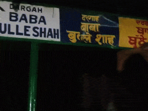 हथौड़ों से मजार को तोड़ते युवक।