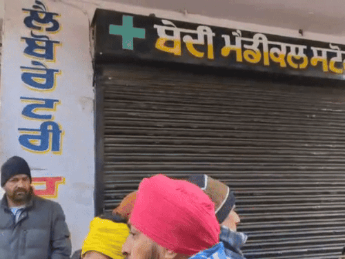 मेडिकल स्टोर, जहां मालिक को गोली मारी गई।