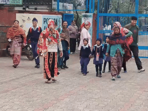 चंडीगढ़ के सेक्टर 41 में गवर्नमेंट मॉडल हाई स्कूल से बच्चों को उनके परिजन ले गए।
