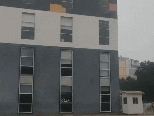 गुरुग्राम में बम की धमकी मिलने के बाद खाली पड़ा डीएलएफ फेस एक का कुंसकपालन स्कूल।