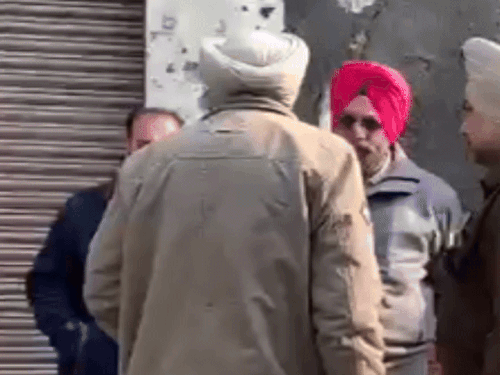 वारदात के बाद मौके पर पहुंची पुलिस जांच करते हुए।
