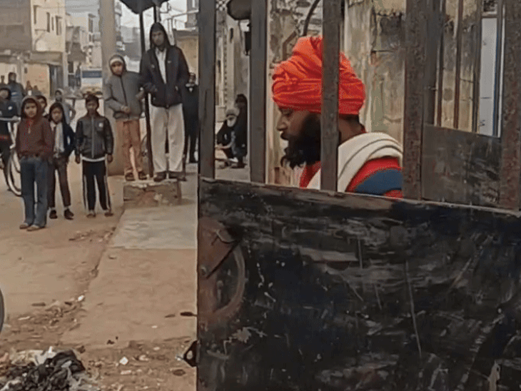 पुलिस और आम लोगों द्वारा समझाने के करीब 6 घंटे बाद युवक टावर से नीचे उतरा.