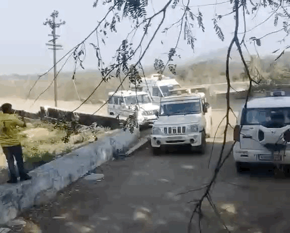 पुलिस ओर प्रशासनिक अधिकारी मौके पर पहुंचे