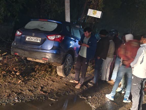 बिजली के पोल में कार की टक्कर होने के बाद आवाज सुनकर मौके पर ग्रामीणों की भीड़ जमा हो गई।