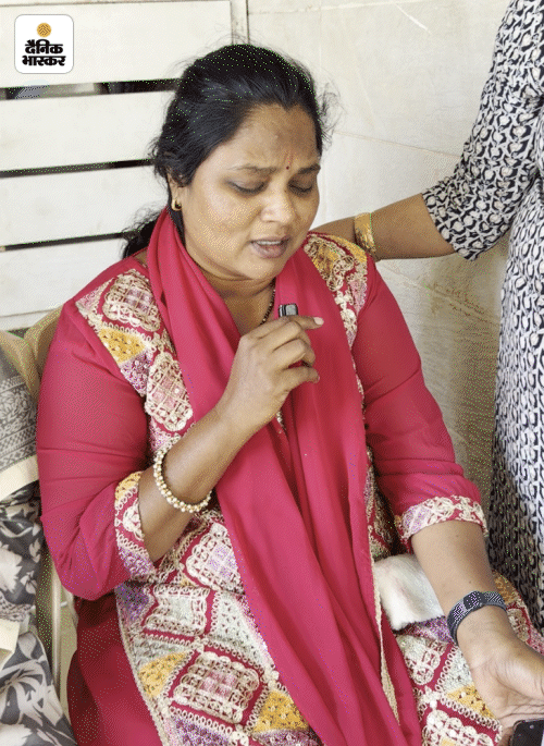 NCP के ऑफिस में महिला कार्यकर्ता रोती नजर आईं। ये वर्ली की महिला मोर्चा अध्यक्ष नीलम प्रकाश कांबले हैं, जो अजित पवार को भाई मानती थीं।