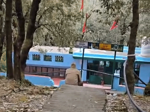मजार के पास तैनात पुलिसकर्मी।