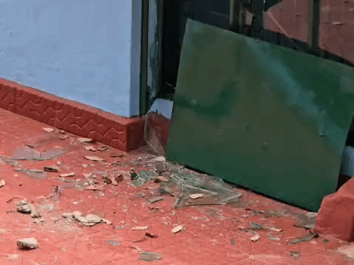 मजार परिसर में पड़े टूटे कांच।