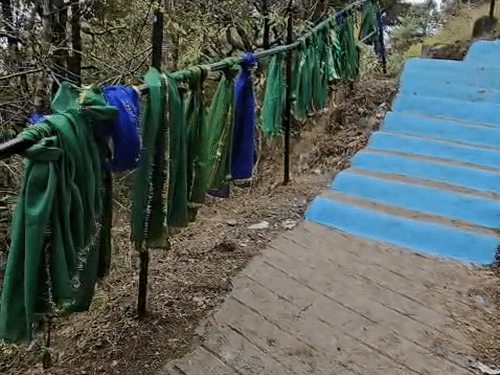 मजार के पास लोग मन्नते मांगते हुए हरे और नीले रंग की ये चुन्नियां बांधते थे।