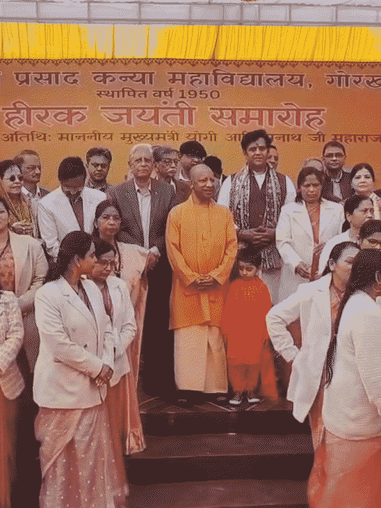 CM योगी ने बच्चे को चॉकलेट देकर अपने साथ फोटो खिंचवाई।