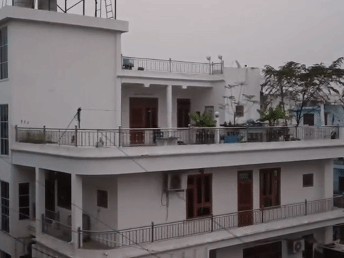 लखनऊ में सुबह से घने बादल छाए हैं। 11 किलोमीटर प्रति घंटे के हिसाब से हवाएं चल रही हैं।