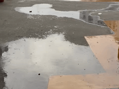 लखनऊ में 12 घंटे से रुक-रुककर बारिश हो रही है। सड़कों के गड्‌ढों में पानी भर गया।