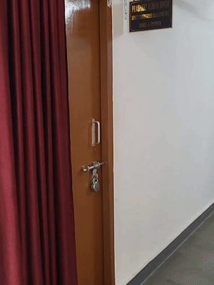 जीएसटी डिप्टी कमिश्नर प्रशांत कुमार के इस्तीफा देने के बाद उनके ऑफिस में ताला लगा दिया गया था।