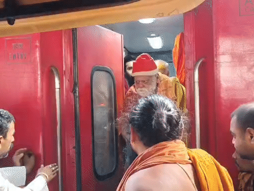 पुरी के पीठाधीश्वर शंकराचार्य स्वामी निश्चलानंद सरस्वती बुधवार को दुर्ग पहुंचे।