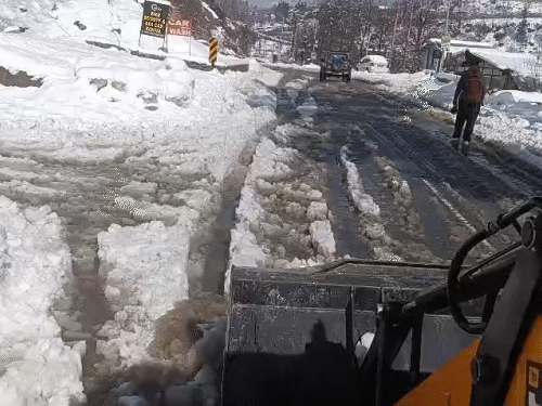 मनाली में सड़क की बहाली में जुटी मशीनरी।