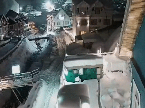 एक दूसरे CCTV में एवलांच आता नजर आया।