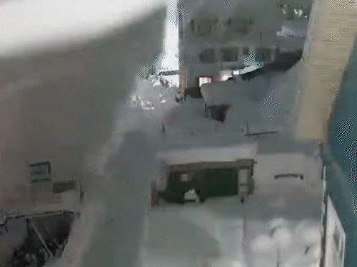 सीसीटीवी में नजर आ रहा है बर्फ के गुबार ने आसपास मौजूद इमारतों को ढंक लिया।