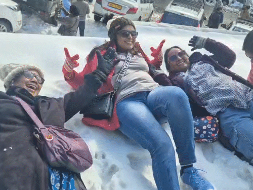 कुपरी में बर्फ के बीच मस्ती करते हुए टूरिस्ट।