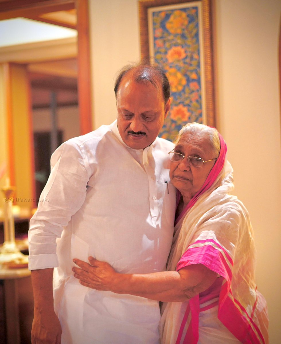 अपनी मां के साथ अजित पवार।- फाइल फोटो