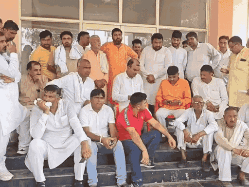 बीडीपीओ कार्यालय पर ताला लगाने के बाद गेट पर बैठे विधायक उमेद सिंह पातुवास और अन्य। फाइल फोटो