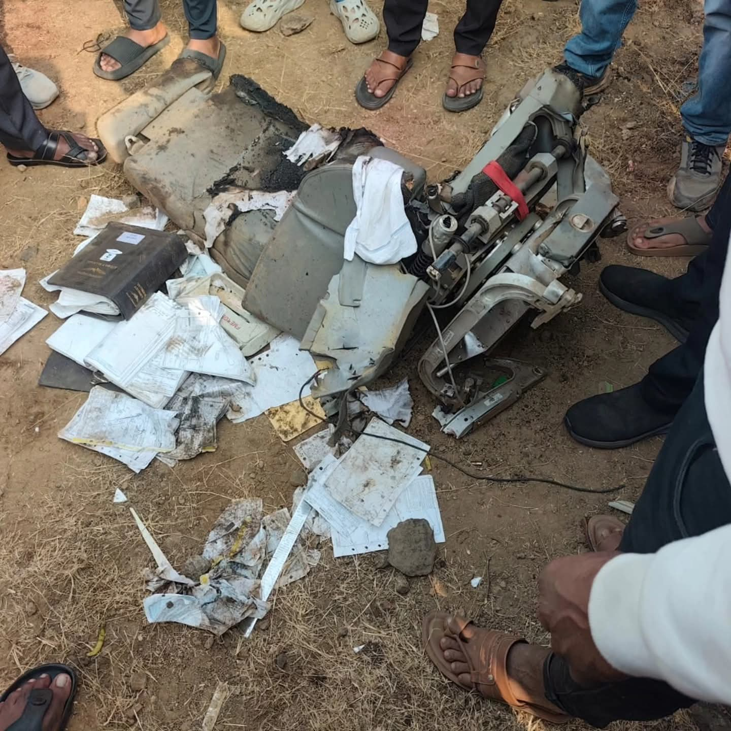 प्लेन से बरामद अजित पवार का सामान। इसमें सरकारी दस्तावेज नजर आए।