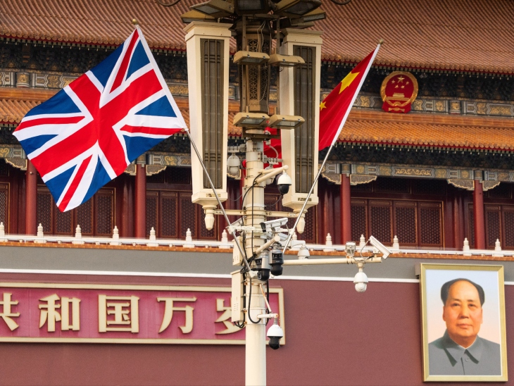 थियानमेन स्क्वायर पर चीन और ब्रिटेन का झंडा फहराया गया। बैकग्राउंड में चीन के दिवंगत चेयरमैन माओ की तस्वीर लगी है।