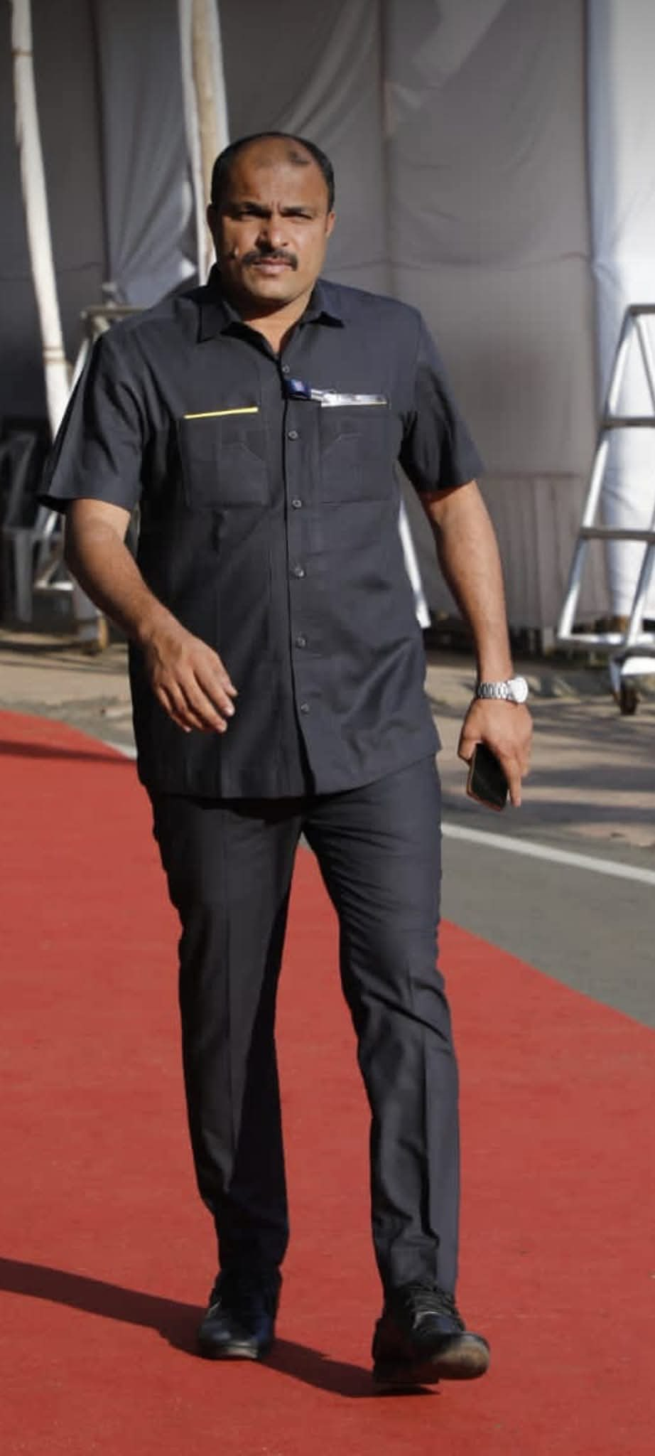 ये विदिप जाधव हैं। अजित पवार के सिक्योरिटी अफसर।