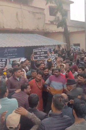 देशभरात UGCच्या नव्या नियमांचा विरोध: UPत सवर्ण तरुणांनी मुंडन केले, बिहारमध्ये फाशीची मागणी केली; सर्वोच्च न्यायालय सुनावणीसाठी तयार देवरियामध्ये आंदोलक पोलिसांशी भिडले. त्यांची पोलिसांशी जोरदार बाचाबाची झाली.