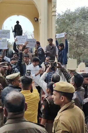 देशभरात UGCच्या नव्या नियमांचा विरोध: UPत सवर्ण तरुणांनी मुंडन केले, बिहारमध्ये फाशीची मागणी केली; सर्वोच्च न्यायालय सुनावणीसाठी तयार यूपीच्या लखनऊमध्ये सवर्ण समाजातील लोकांनी आणि विद्यार्थ्यांनी निदर्शने केली.