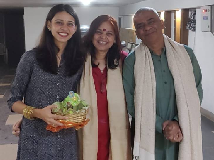 पिता विक्रम और मां रोली के साथ सांभवी पाठक की पुरानी तस्वीर।