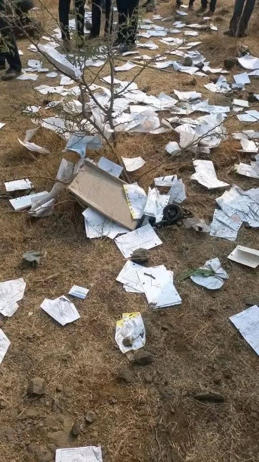 हादसे वाली जगह पर कई कागज बिखरे थे। कहा जा रहा है कि ये अजित की पार्टी से जुड़े डॉक्यूमेंट थे।