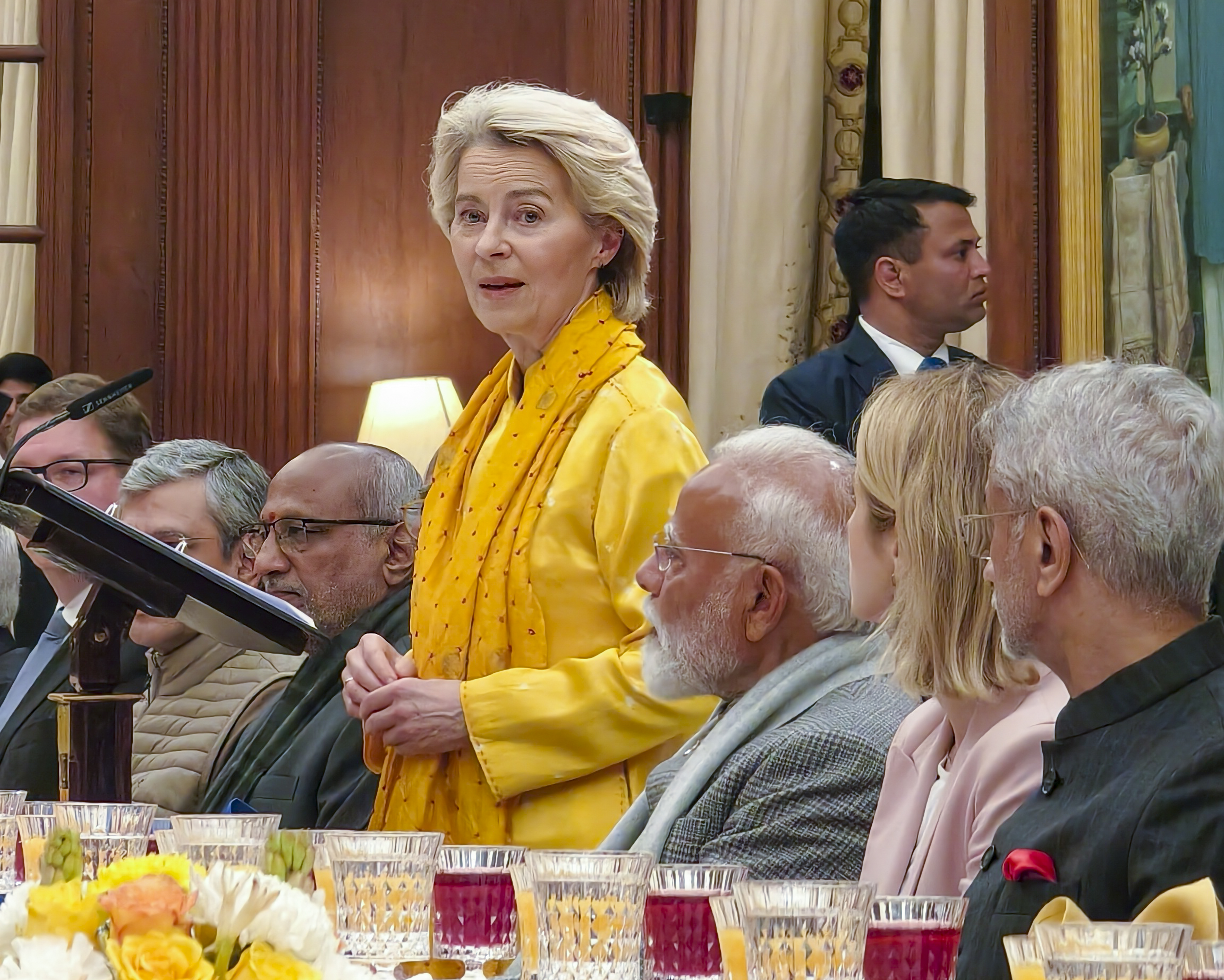 राष्ट्रपति भवन में डिनर में यूरोपियन कमीशन की प्रेसिडेंट उर्सुला वॉन डेर लेयेन ने संबोधित किया।